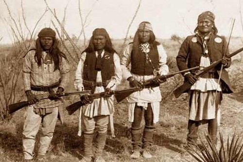 Chiến binh Apache là những người lính thiện chiến chống lại người Tây Ban Nha và Mexico trong nhiều thế kỷ. Họ được xem là các ninja của châu Mỹ và nổi tiếng về sự hung dữ, mạnh mẽ. Để trở thành một chiến binh thực thụ, đàn ông Apache phải trải qua quá trình tập luyện khó khăn như hành quân mà không ngủ, ngồi một thời gian dài mà không gây ra tiếng ồn. Là những bậc thầy về dùng dao và rìu, chiến binh Apache có thể bất ngờ xuất hiện phía sau và cắt cổ kẻ thù.