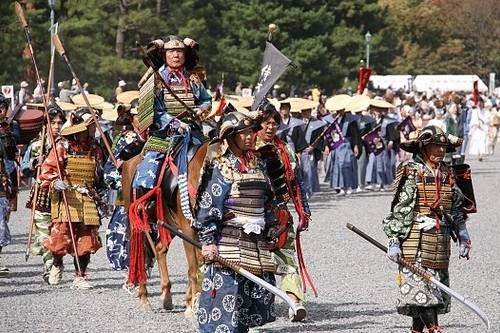 Samurai là một bộ phận của tầng lớp võ sĩ Nhật Bản, thuộc hạ của các shogun, daimyo và đứng trên một số bộ phận võ sĩ khác. Họ được vũ trang kỹ và sẵn sàng chết vì chủ nhân. Không chỉ sử dụng những thanh kiếm sắc nhất thế giới, Samurai cũng là bậc thầy về bắn cung. Một điểm đáng chú ý của samurai là luật tự mổ bụng (hay còn gọi là harakiri), cho phép chiến binh bị hạ nhục phục hồi danh dự cho mình bằng cái chết.