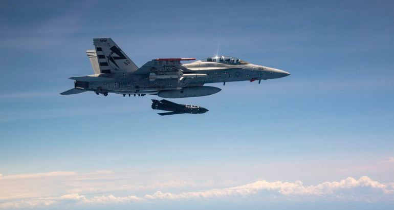 Căn cứ vào kết quả thử nghiệm, lực lượng USN quyết định sẽ chính thức trang bị LRASM cho dòng chiến đấu cơ này từ tháng 1/2020. Đến khi đó, giới quân sự Mỹ tin rằng F/A-18E/F đã đủ sức đe dọa mọi tàu chiến cỡ lớn của Nga.