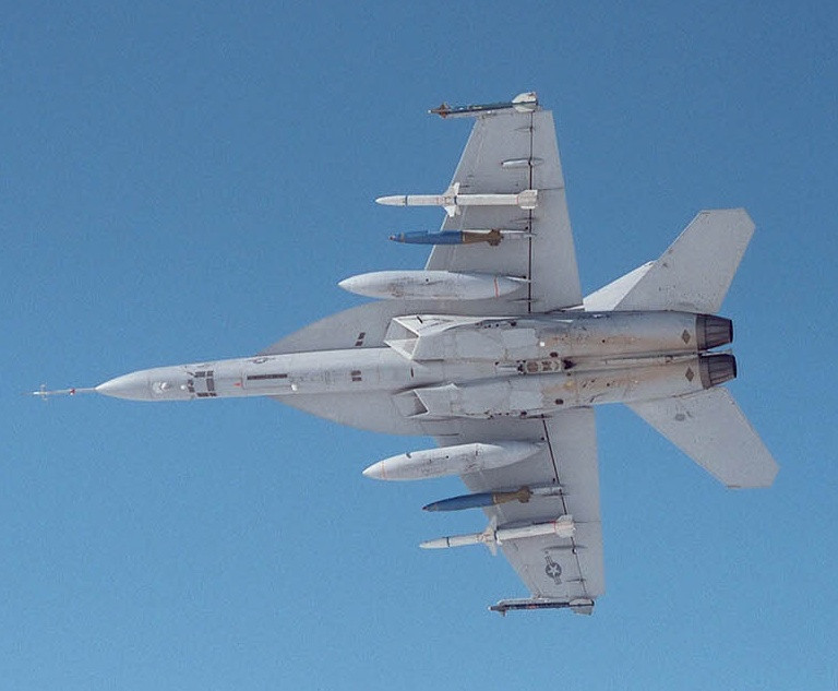 "Chỉ với cặp đôi F/A-18E/F Super Hornet và tên lửa LRASM, Hải quân Mỹ cũng đủ khiến những cái đầu nóng của đối phương bớt hung hăng", một vị đại diện của USN tuyên bố.