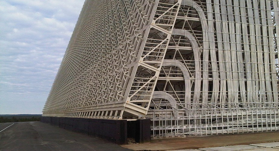 Trong khi đó nguyên lý của radar lượng từ là bắn nhiều cặp photon vào không khí, chúng sẽ tiếp nhận các thông tin quan trọng về mục tiêu như hình dạng, vị trí, tốc độ, nhiệt độ, thậm chí cả thành phần hóa học của sơn từ những hạt photon phản xạ trở lại.