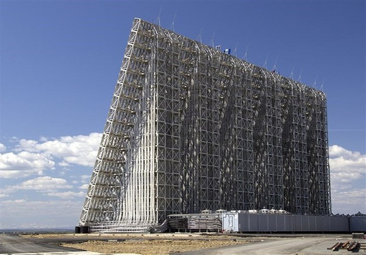 Nguyên lý phát hiện mục tiêu của radar đó là phát sóng điện từ vào không trung, khi gặp vật thể bay thì tín hiệu sẽ phản xạ trở lại nguồn phát. Bộ vi xử lý của radar sẽ phân tích dữ liệu nhận được để xác định các mối đe dọa.