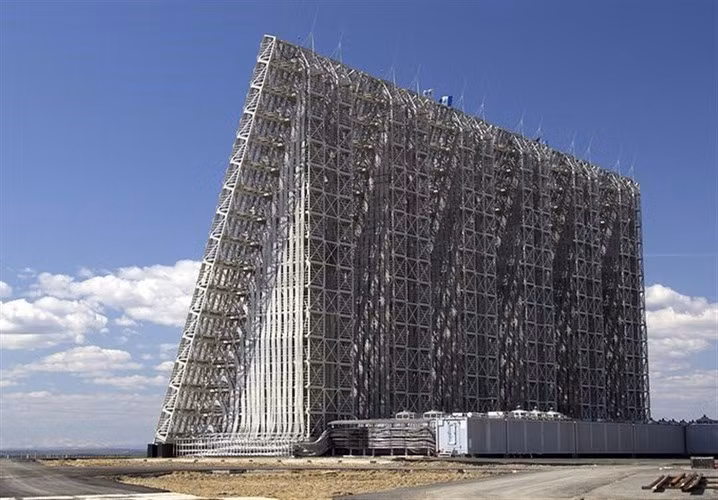 Nguyên lý phát hiện mục tiêu của radar đó là phát sóng điện từ vào không trung, khi gặp vật thể bay thì tín hiệu sẽ phản xạ trở lại nguồn phát. Bộ vi xử lý của radar sẽ phân tích dữ liệu nhận được để xác định các mối đe dọa.