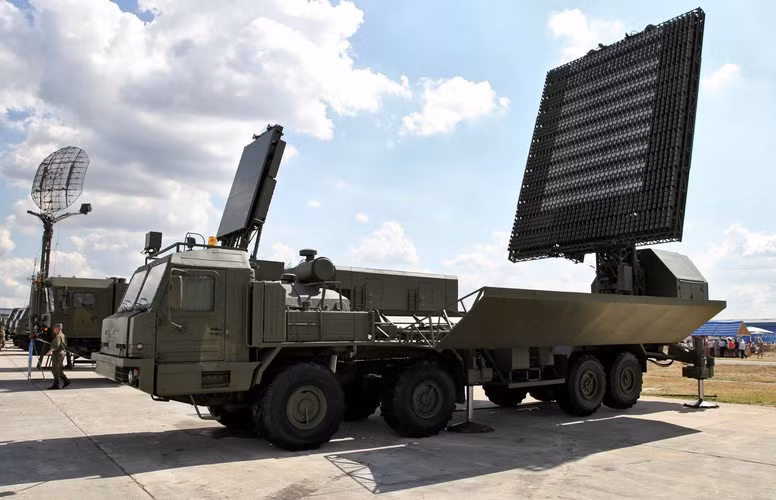 "Liên quan đến các bức xạ vi sóng, với việc tạo ra và sử dụng hệ thống tên lửa phòng không dựa trên nguyên tắc này sẽ cho phép phát hiện mục tiêu ở khoảng cách ngắn, tuy nhiên mức độ chính xác là cao nhất", Zvezda cho biết.