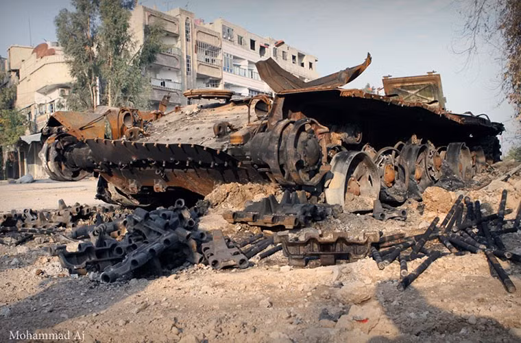 Việc không có giáp phản ứng nổ ERA hoặc ERA phủ không hết, lại phải đối đầu với cuộc chiến tranh du kích, không nhận được sự chi viện của bộ binh tùng thiết khiến xe tăng T-72 phải phơi mình trong nhiều trận giao tranh với phe nổi dậy. Trong ảnh chiếc T-72 dường như bị hứng chịu nhiều phát đạn, toàn thân xe vỡ nát không còn nguyên vẹn.