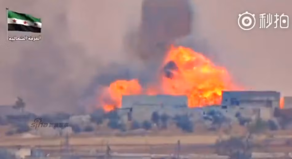 Dường như hòm đạn xe tăng T-72 phát nổ tạo ra vụ nổ lớn liên hoàn trùm lên cả một khu vực.