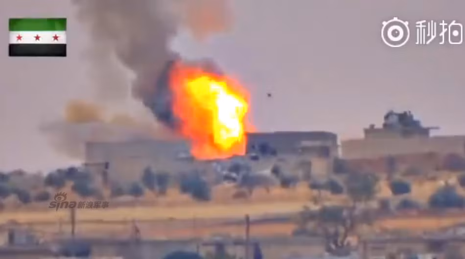 …tiếp sau đó là quầng lửa khủng bốc lên vị trí chiếc xe tăng T-72 của Quân đội Syria. Có vẻ như phát đạn đã xuyên thủng vào bên trong giáp xe, kích nổ hòm đạn hoặc là phần thuốc phóng.