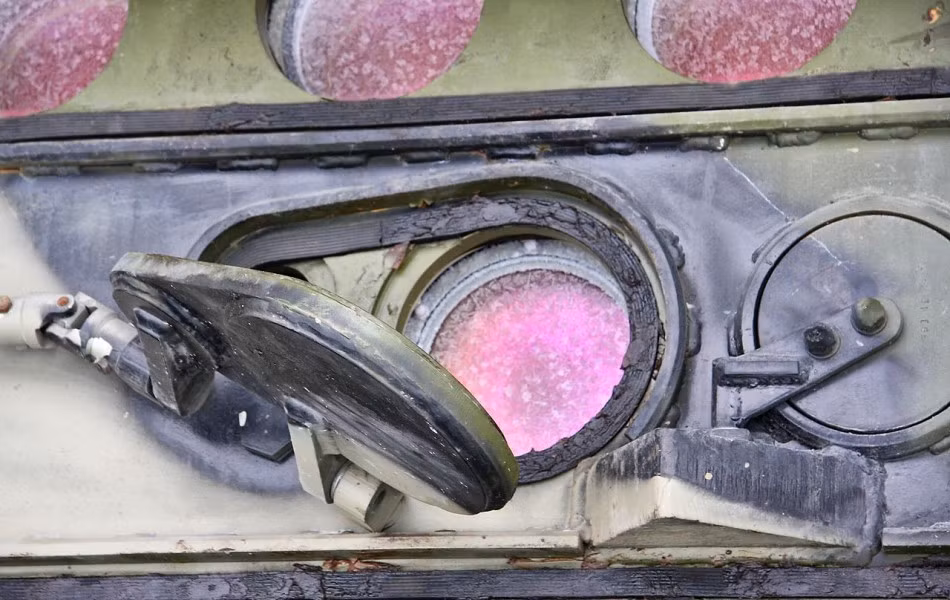 Cận cảnh hệ thống thấu kính của 1K17 với nắp bảo vệ.