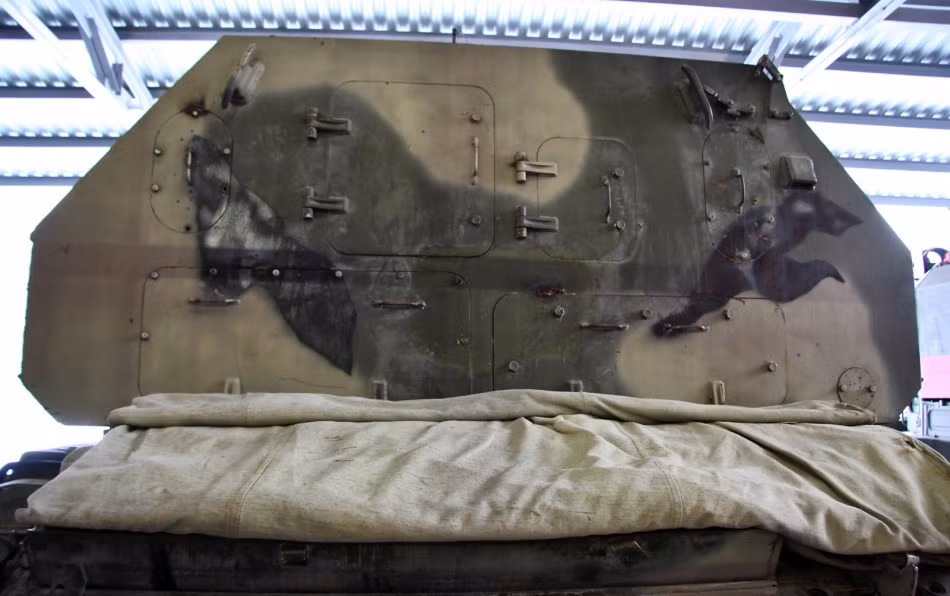 Loại xe tăng này sử dụng một tia laze rắn cực mạnh để tấn công. Để có thể tạo ra được tia laze đó hệ thống laze này được gắn một viên hồng ngọc nhân tạo nặng 30 kg đồng nghĩa với việc hệ thống này cực đắt…