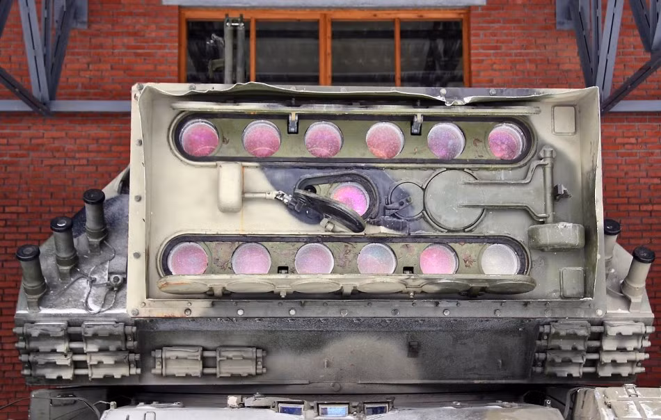 Xe tăng phóng tia laze 1K17 Szhatie được trang bị 15 thấu kính để sử dụng trong các môi trường khác nhau khi di chuyển các nắp kim loại sẽ đóng lại để bảo vệ các thấu kính.