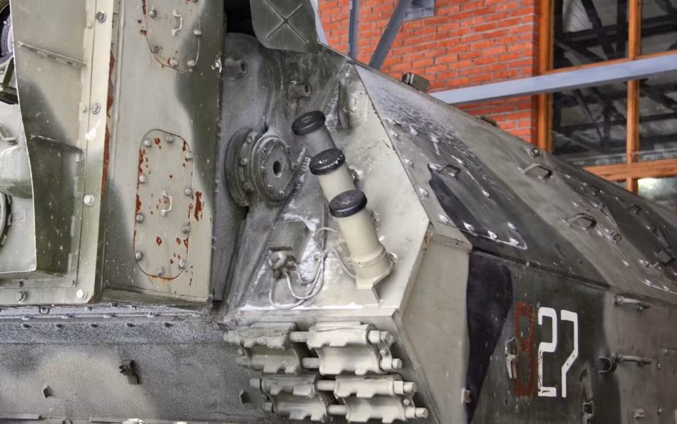 …. Viên hồng ngọc được đặt trong một cái đèn hình xoắn ốc chứa hoạt chất laze để khuếch đại dòng ánh sáng với thân đèn được đánh bóng và phủ bạc để có khả năng hội tụ tốt tránh thất thoát hay làm chói chính người vận hành hệ thống. Ảnh: Dọc hai bên bộ phận phóng laze được bố trí 6 ống phóng lựu đạn khói.