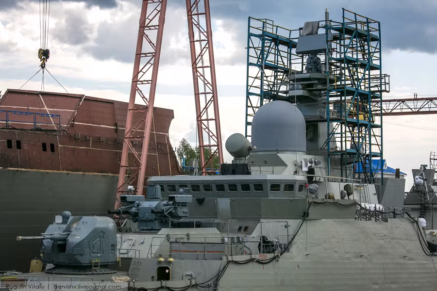 Loạt ảnh của nhiếp ảnh gia Ragulin Vitaliy cũng cho thấy phần thượng tầng của hai tàu hộ vệ Gepard 3.9 đã sắp hoàn thiện việc lắp đặt radar chính trên đỉnh cột buồm.