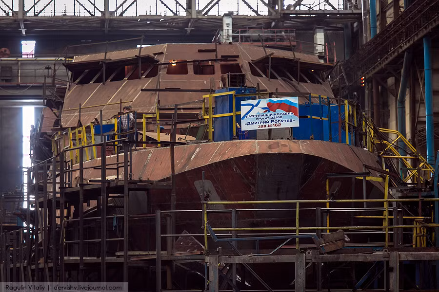 Nhiếp ảnh gia Ragulin Vitaliy cũng chụp được loạt ảnh cho thấy nhà máy Zelenodolsk đang đóng tàu tuần tra thế hệ mới Project 22160 đầu tiên dành cho Hải quân Nga.