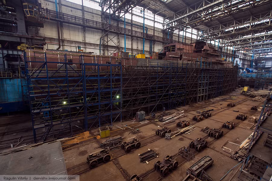 Vũ khí tiêu chuẩn của Project 22160 gồm pháo hạm 57mm A-220; đại liên 14,5mm; tên lửa phòng không Gibka và súng phóng lựu chống người nhái DP-65. Khi cần, nó có thể tích hợp tổ hợp tên lửa hành trình Kalibr-NK cũng như tổ hợp tên lửa phòng không tầm trung 3S90E.1 Shtil-1.