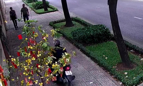 TP HCM: Camera vach tran chan tuong ten cuop tai san nhan vien ngoai giao Nga