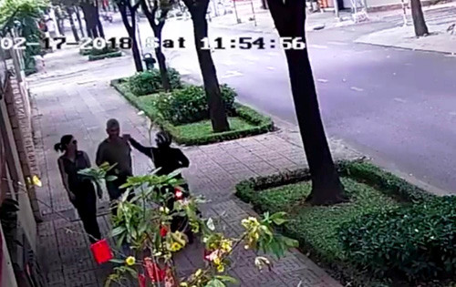 TP HCM: Camera vach tran chan tuong ten cuop tai san nhan vien ngoai giao Nga-Hinh-2