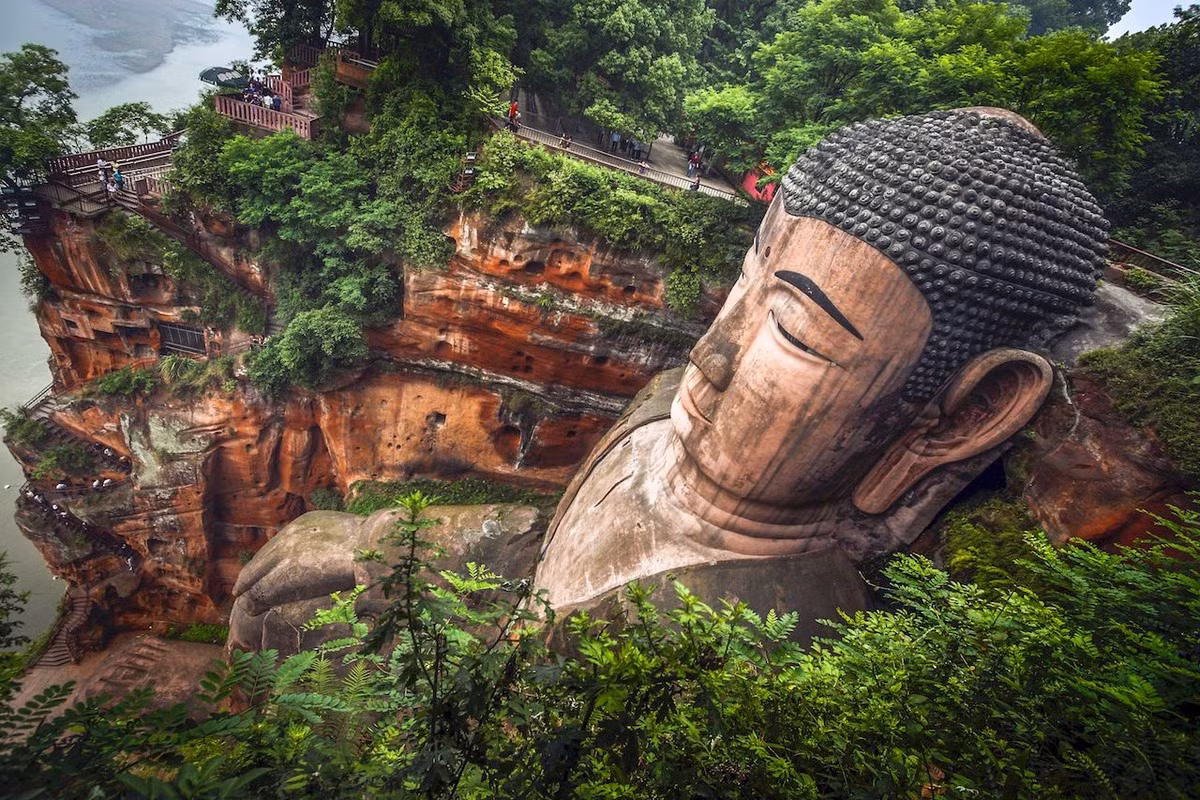 Sau đó, hai đệ tử của của hòa thượng Hải Thông và Tiết độ sứ Kiếm Nam Tây Châu là Kiêm Quỳnh tiếp tục thực hiện công trình có quy mô lớn đòi hỏi nguồn ngân sách khổng lồ.