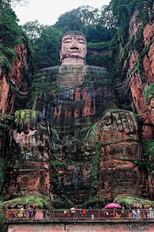 Lạc Sơn Đại Phật nằm ở đối diện núi Nga Mi tại phía đông thành phố Lạc Sơn. Đây là nơi giao nhau của 3 dòng sông là Dân Giang, Đại Độ và Thanh Y.