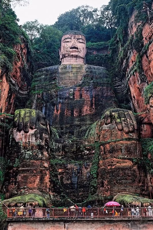 Lạc Sơn Đại Phật nằm ở đối diện núi Nga Mi tại phía đông thành phố Lạc Sơn. Đây là nơi giao nhau của 3 dòng sông là Dân Giang, Đại Độ và Thanh Y.