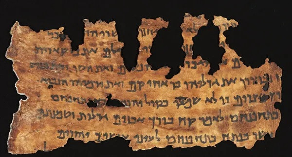 Các cuộn giấy Biển Chết là tập hợp các văn bản của người Do Thái, có niên đại từ thế kỷ thứ 3 trước Công nguyên đến thế kỷ thứ 1 sau Công nguyên. Chúng được tìm thấy trong khoảng thời gian từ năm 1946 - 1956 ở hang động Qumran, gần Ein Feshkha, dọc theo bờ phía bắc của Biển Chết.