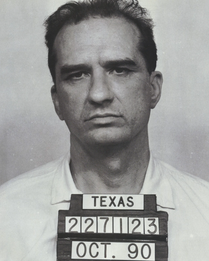 Trong vài năm tiếp theo, gã thuê luật sư làm hồ sơ để được ân xá. Trong quá trình đó, gã định hối lộ 10.000 USD cho một thành viên hội đồng ân xá để có được phiếu bầu.