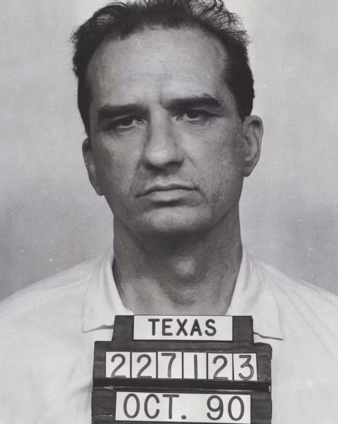 Trong vài năm tiếp theo, gã thuê luật sư làm hồ sơ để được ân xá. Trong quá trình đó, gã định hối lộ 10.000 USD cho một thành viên hội đồng ân xá để có được phiếu bầu.