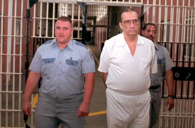 Với hành động này, Kenneth bị kết án 2 năm tù vì tội hối lộ. Đến năm 1987, do các nhà tù ở Texas quá tải nên quyết định ân xá cho 750 tù nhân mỗi tuần. Nhờ vậy, gã tội phạm này được thả tự do sớm.