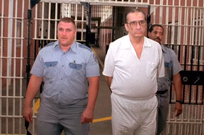 Với hành động này, Kenneth bị kết án 2 năm tù vì tội hối lộ. Đến năm 1987, do các nhà tù ở Texas quá tải nên quyết định ân xá cho 750 tù nhân mỗi tuần. Nhờ vậy, gã tội phạm này được thả tự do sớm.