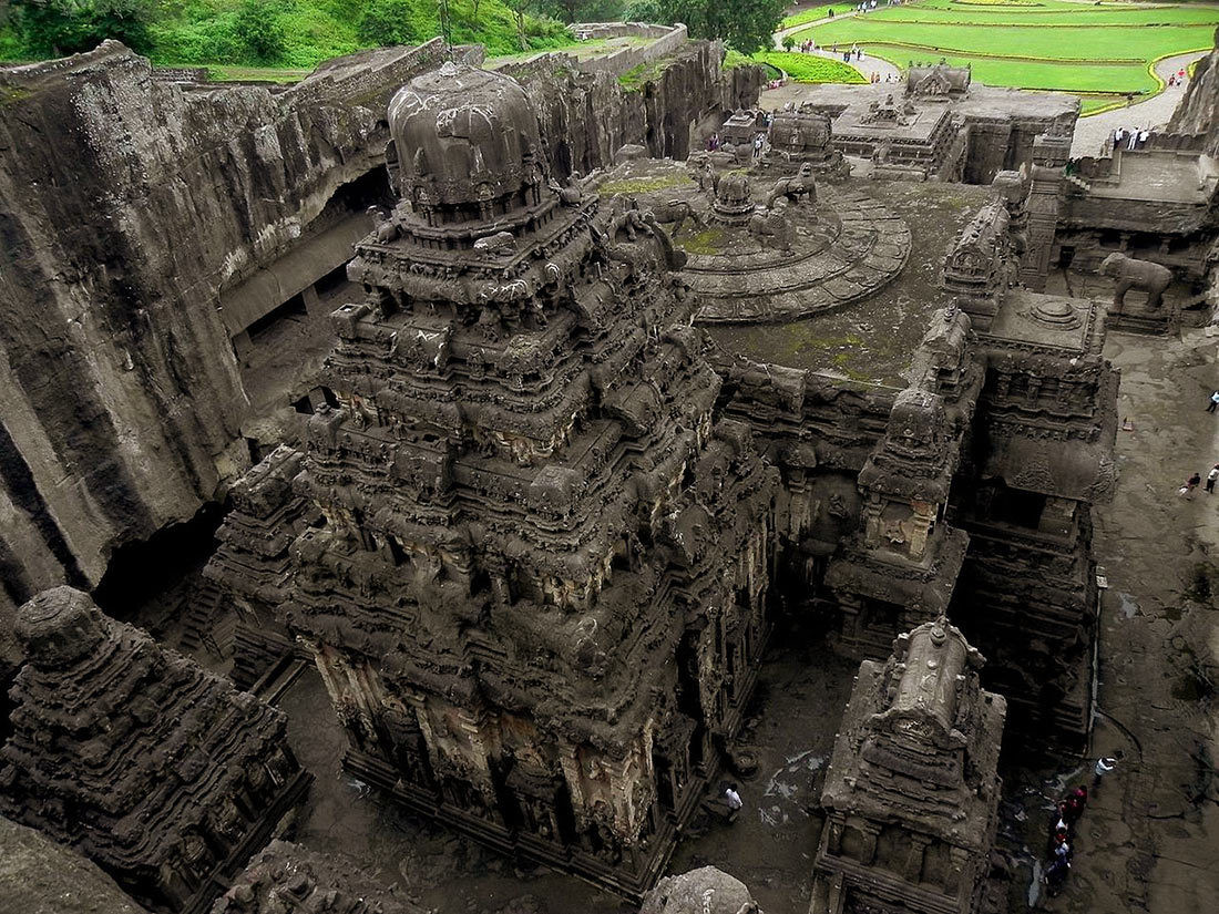 Đền Kailasa là công trình thứ 16 trong quần thể 34 ngôi đền, tu viện thuộc hang động Ellora, nằm trong các vách đá ở huyện Aurangabad, Maharashtra, Ấn Độ.