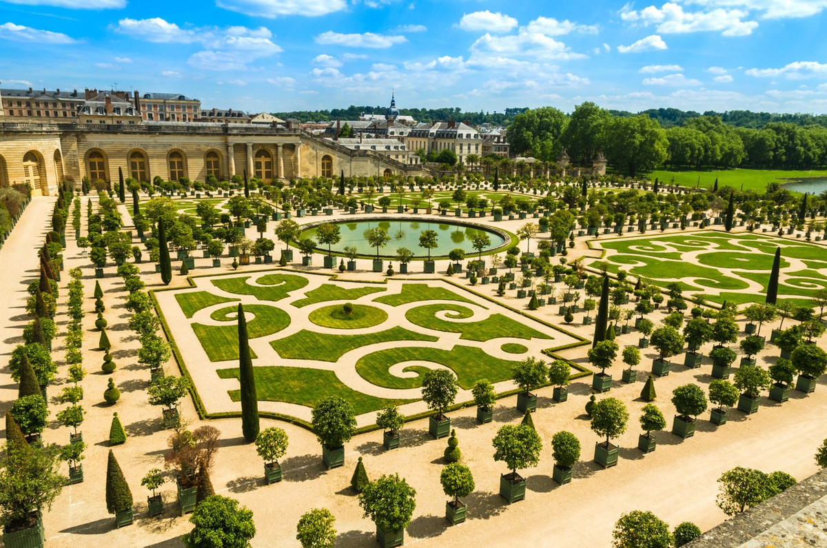 Bên trong cung điện Versailles bày trí nhiều bức tranh, tác phẩm chạm trổ, điêu khắc... khiến công trình này trở nên nguy nga, tráng lệ.