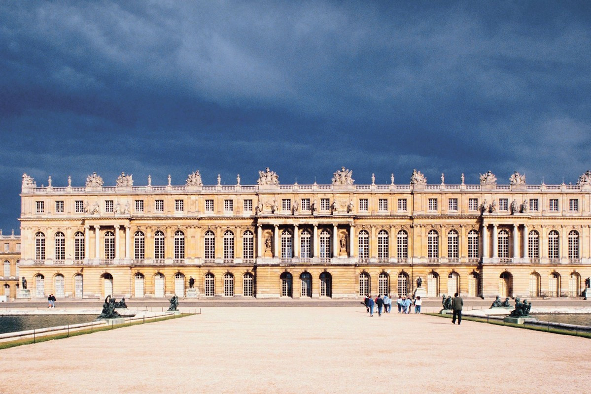 Cung điện Versailles nằm cách thủ đô Paris khoảng 20 km về phía Tây. Đây là nơi ở của một số vị vua và hoàng hậu Pháp trong nhiều thế kỷ. Không những vậy, công trình là biểu tượng quyền lực tối thượng của các triều đại phong kiến.