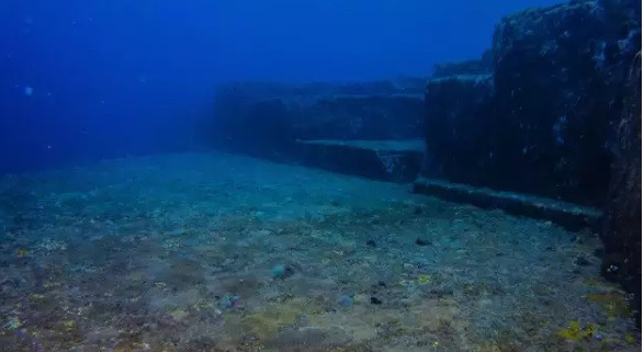 Theo các chuyên gia, quần thể kiến trúc Yonaguni có thể được hình thành vào cuối Kỷ Băng hà cách đây khoảng 10.000 năm khi khu vực này vẫn ở trên mặt đất, chưa bị đại dương "nuốt chửng". Ảnh: Vincent Lou, Creative Commons Attribution Licence.