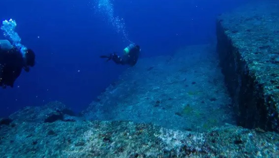 Các nhà nghiên cứu cho hay ở trung tâm quần thể kiến trúc Yonaguni có cấu trúc giống kim tự tháp cao 27m và được bao quanh bởi 10 cấu trúc nhỏ hơn. Ảnh: Vincent Lou, Creative Commons Attribution Licence.