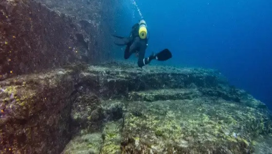 Tại công trình dưới đáy biển này, các thợ lặn đã phát hiện ra những con đường dài, những đại lộ lớn, cầu thang, cổng, các khối đá khổng lồ được đục đẽo chính xác, tỉ mỉ... Ảnh: Vincent Lou, Creative Commons Attribution Licence.