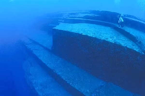 Một quan điểm cho rằng, một nền văn minh cổ xưa đã xây dựng công trình Yonaguni. Trải qua nhiều thế kỷ, thảm họa kinh hoàng như động đất, sóng thần có thể đã nhấn chìm công này xuống đáy biển. Ảnh: Santha Faiia.
