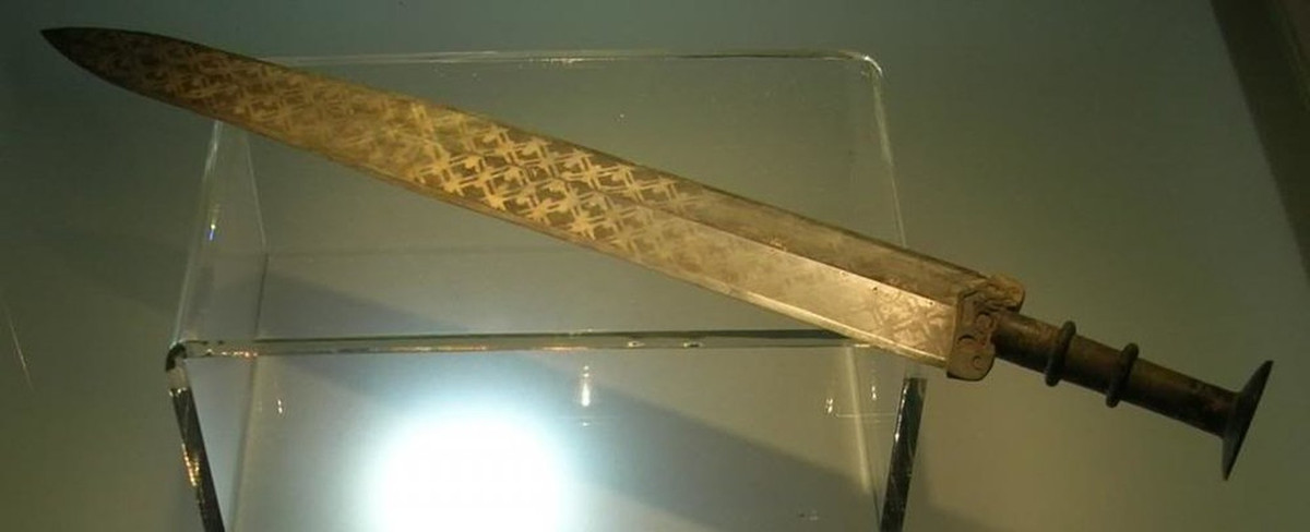 Dẫn nguồn tin từ interestingengineering.com, theo nghiên cứu của các chuyên gia, để tạo ra thanh kiếm của Việt Vương Câu Tiễn, thợ rèn đã bao phủ thanh kiếm bằng đất sét trong quá trình tôi (quenching) để nhiệt độ mỗi phần của nó thay đổi đồng nhất. Tôi là quá trình kim loại được làm nóng tới nhiệt độ cao rồi cho nguội nhanh trong nước, khí hoặc chất lỏng khác để đạt đặc điểm nhất định như gia tăng độ cứng cho vũ khí. Ảnh: Pinterest