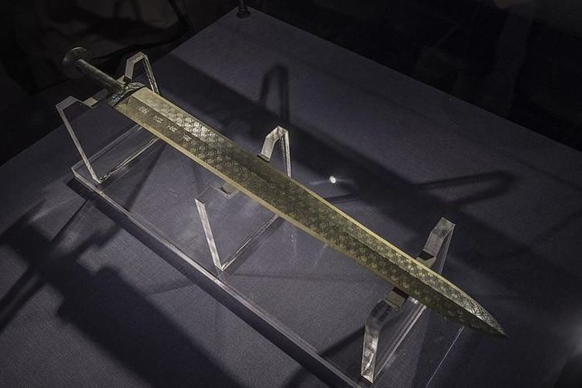 Theo các thông tin được công bố, thanh kiếm của Việt Vương Câu Tiễn được các nhà khảo cổ Trung Quốc phát hiện khi khai quật một ngôi mộ trên núi Vọng ở Giang Lăng, tỉnh Hồ Bắc năm 1965. Ảnh: Wikipedia