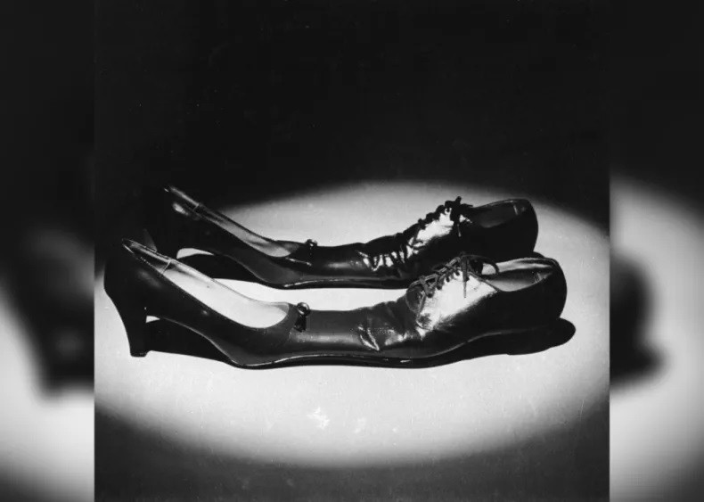 Giày khiêu vũ Siamese có thiết kế độc đáo với phần mũi giày của nam và nữ dính liền vào nhau. Phát minh này được giới thiệu trong chương trình nhại "Better Living Catalogue" năm 1981. Nó có thể giúp các cặp đôi có được sự ăn ý trên sàn nhảy.