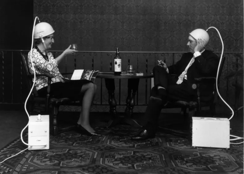 Vào những năm 1960, người xưa đã sáng chế ra mũ massage giúp phần đầu thư giãn. Khi sử dụng phát minh độc đáo này, người dùng có thể thư thái đọc sách, trò chuyện...