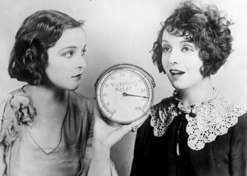 Thiết bị Yodel được "trình làng" vào khoảng năm 1925 để đo cao độ giọng hát của ca sĩ.