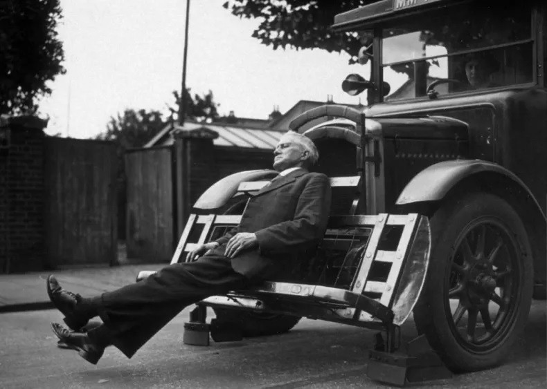 Vào những năm 1930, nhà phát minh A.J. Grafham đã sáng chế ra một tấm chắn cao su giúp bảo vệ người đi bộ khỏi bị thương nếu họ bị một chiếc xe chạy quá tốc độ đâm phải.