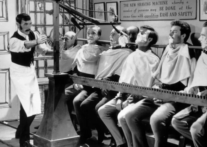 Máy cạo râu hàng loạt ra đời vào thế kỷ 19. Với phát minh này, thợ làm tóc có thể cạo râu cho hàng chục người cùng một lúc.