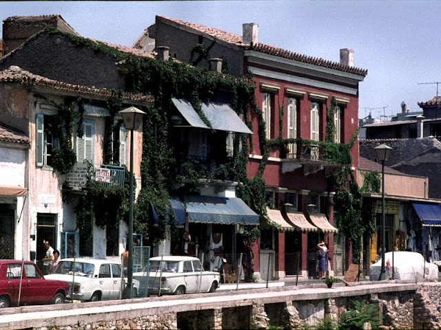 Những ngôi nhà cổ kính với dây leo trên tường, ban công nằm san sát nhau ở Monastiraki, Athens, Hy Lạp những năm 1970.