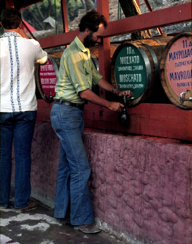 Hai người đàn ông Hy Lạp thử rượu trong lễ hội rượu Daphne ở Athens diễn ra vào tháng 8/1977.