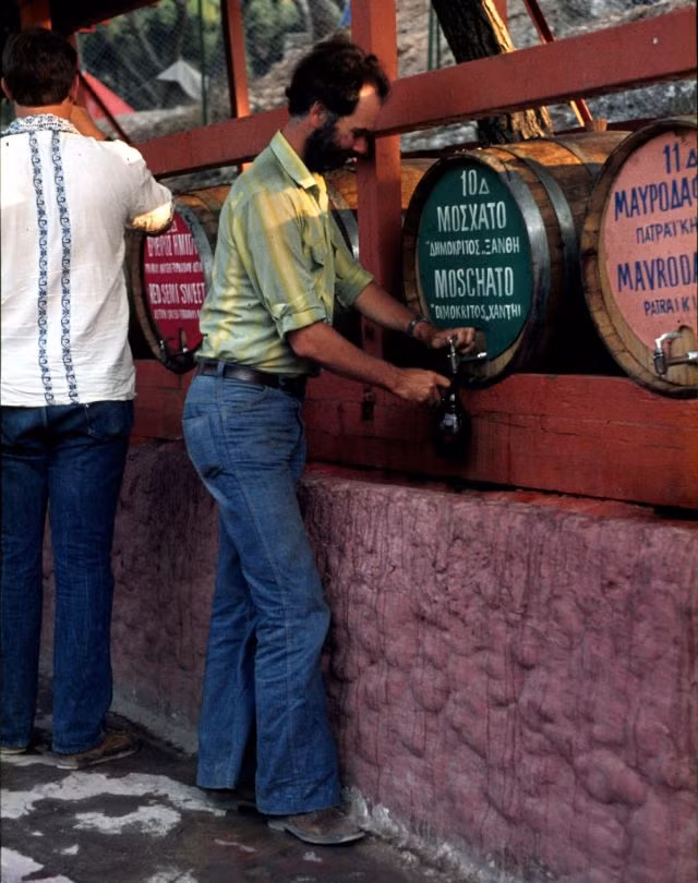 Hai người đàn ông Hy Lạp thử rượu trong lễ hội rượu Daphne ở Athens diễn ra vào tháng 8/1977.