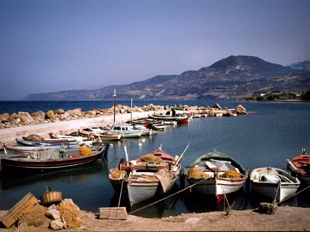 Khung cảnh hữu tình tại vùng biển ở Diakofto, Hy Lạp. Bức ảnh được chụp tháng 8/1977.