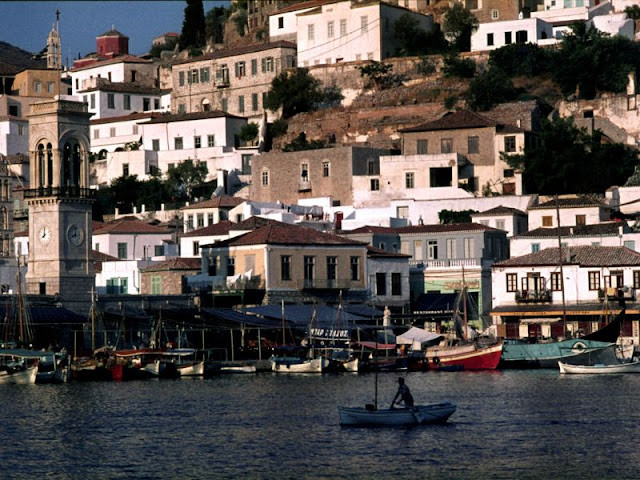 Thành phố Hydra cổ kính của Hy Lạp nổi tiếng với những căn nhà được xây dựng trên ngọn đồi. Kiến trúc độc đáo ở nơi đây đã thu hút nhiều du khách ghé thăm vào những năm 1970.