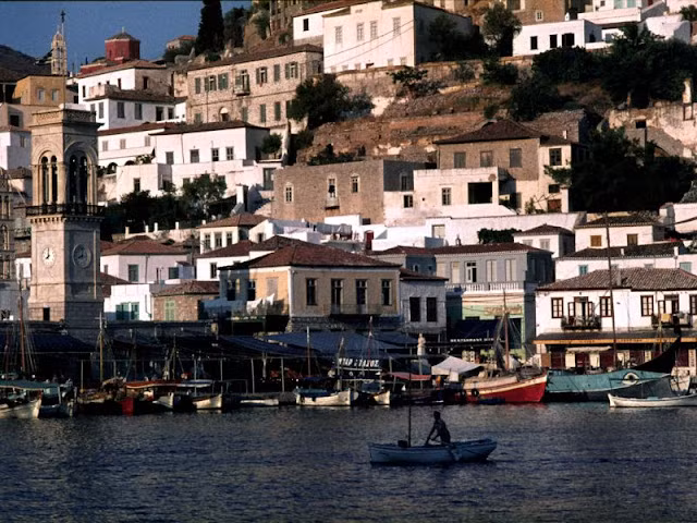 Thành phố Hydra cổ kính của Hy Lạp nổi tiếng với những căn nhà được xây dựng trên ngọn đồi. Kiến trúc độc đáo ở nơi đây đã thu hút nhiều du khách ghé thăm vào những năm 1970.