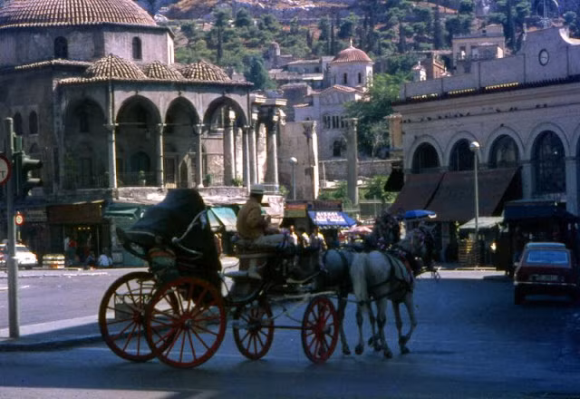Cỗ xe 2 ngựa kéo chở khách du lịch di chuyển trên đường phố ở Monastiraki, Hy Lạp vào tháng 8/1977.