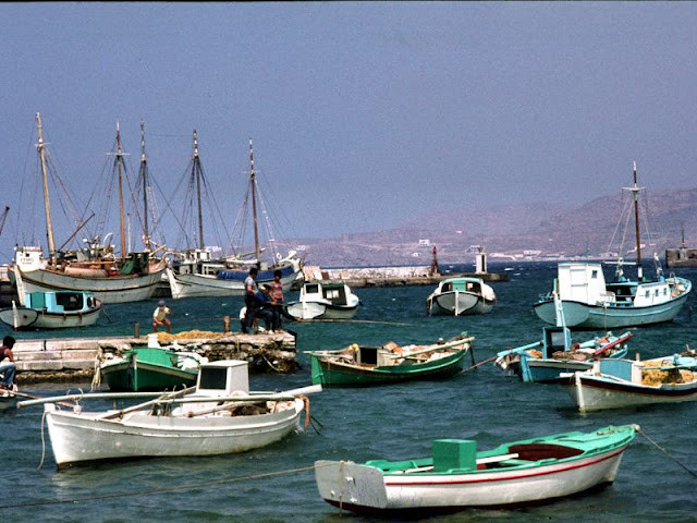 Tàu thuyền neo đậu tại Mykonos để phục vụ khách du lịch.